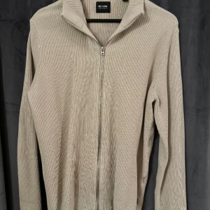 Zip-up tröja - Använd typ 1 gång, inga skador. :)   Ta denna & svart för 300:-