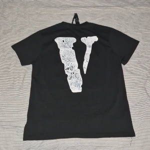 VLONE t-shirt "The Woo"  - Helt ny, använd några gånger. Den är för liten för mig. 