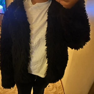 Lurvig jacka - Lurv aktig jacka. Osäker på vart den är ifrån samt storlek men passar S-L skulle jag säga