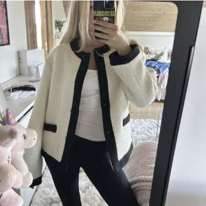 Boucle stickad kofta - Så snygg kofta från hm aldrig använd🫶🏻💞