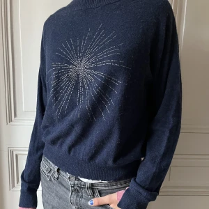 Kashmir tröja från Zadig - Så fin Kashmir tröja från Zadig & Voltaire med fina detaljer! Bara använt fåtal gånger! Storlek L❤️❤️