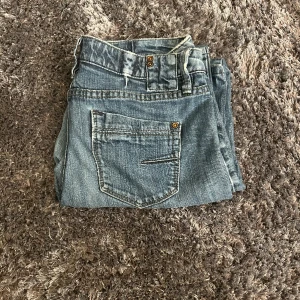 jeans  - super fina inte hjätte men låg midjade jeans, vet tyvärr inte vart dom är ifrån. pris kan diskuteras vid snabb affär. skriv om du vill ha jeans måtten eller undrar nåt dom är klippta vid foten.💕 