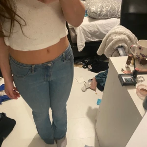 lågmidjade jeans - jättefina lågmidjade utsvängda jeans, sitter jättefint💗