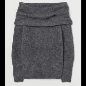 Mörkgrå off shoulder tröja  - Slutsåld tröja från hm som är jättemysig nu till vintern. Tröjan är stor i storleken så ni som är S/M kommer passa i denna.