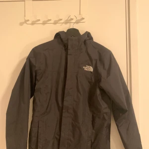 The north Dave jacka - En North Face jacka i bra skick! Jackan är i barn storlek.