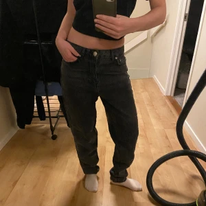 Gråa jeans  - Säljer mina gråa jeans i storlek 34 alltså xs-s🩶 jätte snygga o man kan ha dom både högmidjade och lågmidjade 