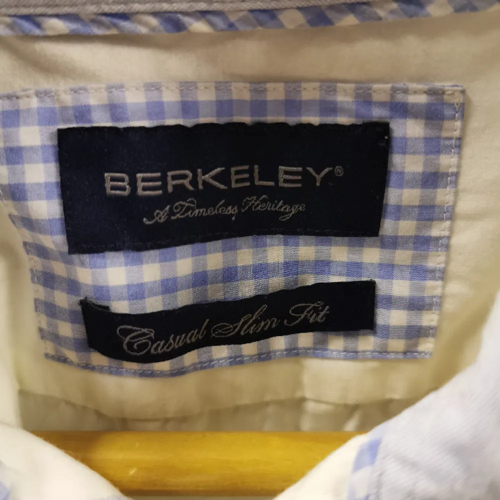 Hel och fin, skjorta Berkeley, Polo. Storlek L men jag tror nog den är mer en M. . Skjortor.