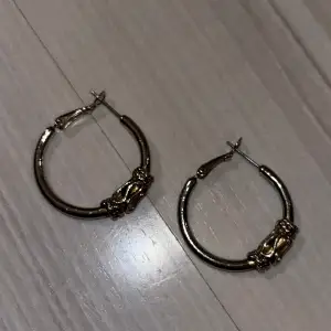 unika ring-örhängen. 3cm diameter.