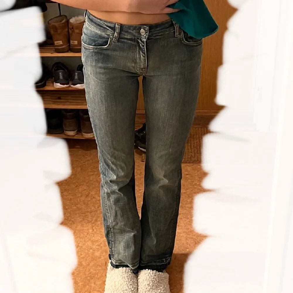 Säljer mina Ganni jeans som inte kommer till användning:((( köptes i Köpenhamn i en Ganni butik för 2100kr. Jättefina längst nere, samt har ett ganni märke på vänster bakficka💙💙. Jeans & Byxor.