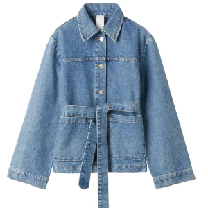 Carin Wester jeansjacka  - Supersnygg jeansjacka från Carin Wester som behöver ett nytt hem. Perfekt till vår, sommar, höst! Tryck på köp nu eller ge ett prisförslag.