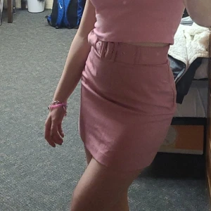 Rosa kjol - Rosa kjol med bälte & dragkedja i sidan 🩷