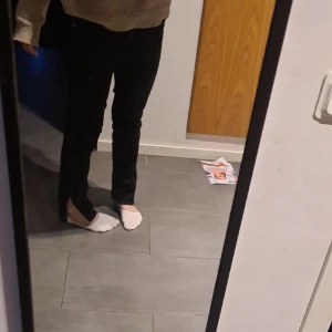 Jeans - Säljer svarta jeans i storlek 152 från gina