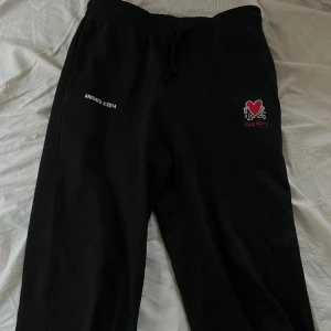 Axel Arigato Byxor - Säljer att par riktigt sköna Axel Arigato mjukisbyxor. Knappt använda så i jättebra skick!