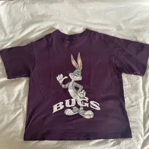 Tvärsnygg vintage Bugs Bunny tee🔥inga fläckar/skador, sitter oversized på S men sitter bra på M/L. Hör av dig vid frågor, kan postas eller hämtas upp i Jönköping!