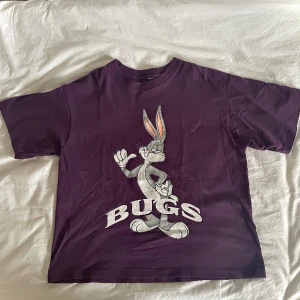 Vintage Bugs Bunny T-shirt  - Tvärsnygg vintage Bugs Bunny tee🔥inga fläckar/skador, sitter oversized på S men sitter bra på M/L. Hör av dig vid frågor, kan postas eller hämtas upp i Jönköping!