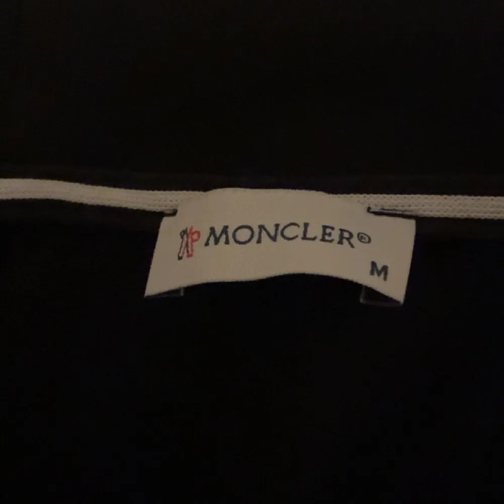 En Moncler tröja storlek M men passar S  Kom med bud betalning via plick . Hoodies.