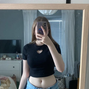 Svart topp - En jätte söt svart topp med ett hjärta 🫶 har en likadan i lila utlaggd, inga skador eller liknande 🩷