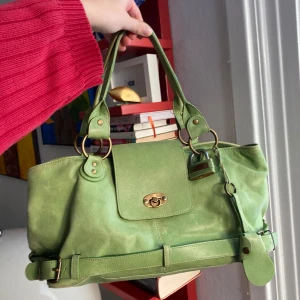 Grön läderväska!💕 - Säljer denna superfina vintage väskan i skinn från Olly London!💓💓 Saknar en av metallknopparna på undersidan💓