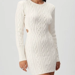 ADOORE klänning  - Säljer min supersöta klänning från ADOORE, använd fåtal gånger. Storlek 36, men skulle säga att den passar både en 34 och 38 då den är stretchig!💕 Nypris: 1595 kr (korta modellen)