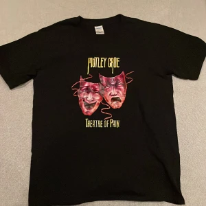 Mötley Cure T-shirt - Svart t-shirt med mötley crue tryck  Inga fläckar eller hål Knappt använd 