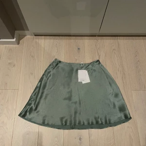 Kjol - Jättesöt minikjol i viskos från &other storis som är helt oanvänd, lappen sitter kvar.