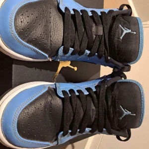Jordan 1 low  - Tja, säljer mina jordan one low university blue för att jag har växt ur dom. 