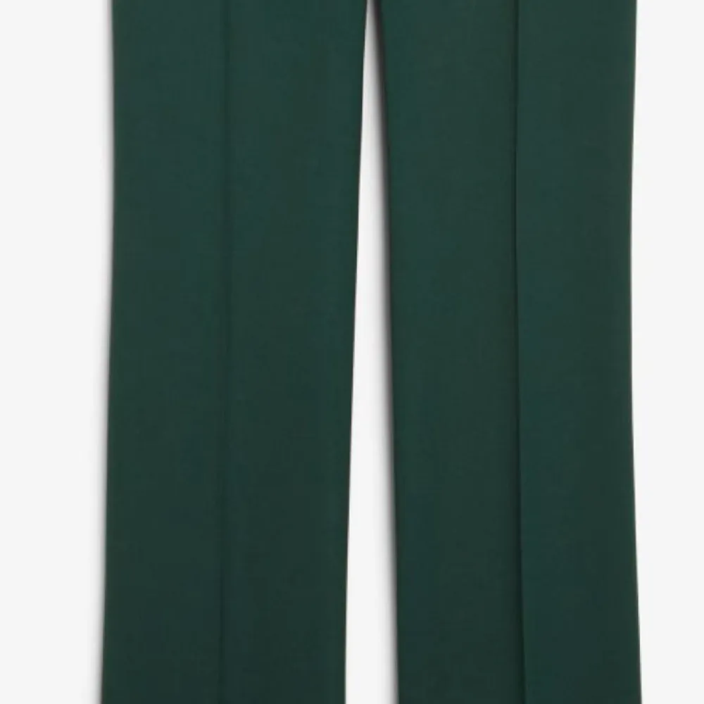 Säljer nu dessa byxorna från HM då dom var för stora. Dom är stretchiga och mycket sköna, fins i grön och svart 💕säljer för 150 kr styck+frakt . Jeans & Byxor.