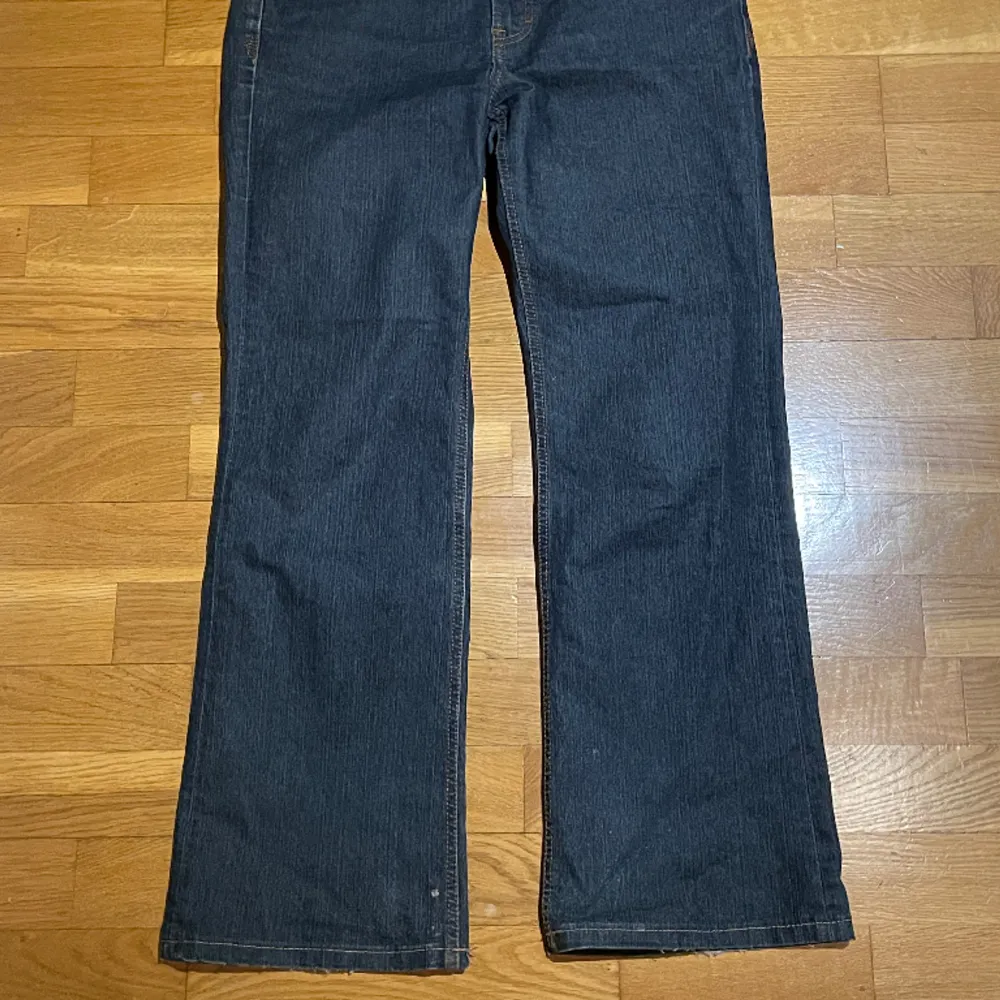 Second hand mörkblå jeans, ganska high waist och lösa runt benen, lite slitage vid slutet av ben men annars fina❤️. Jeans & Byxor.