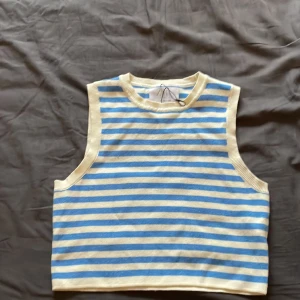 Fin sommar tröja för barn❤️ - Blå och vit  randig tröja för barn❤️ Aldrig använd🫶🏻💐😻