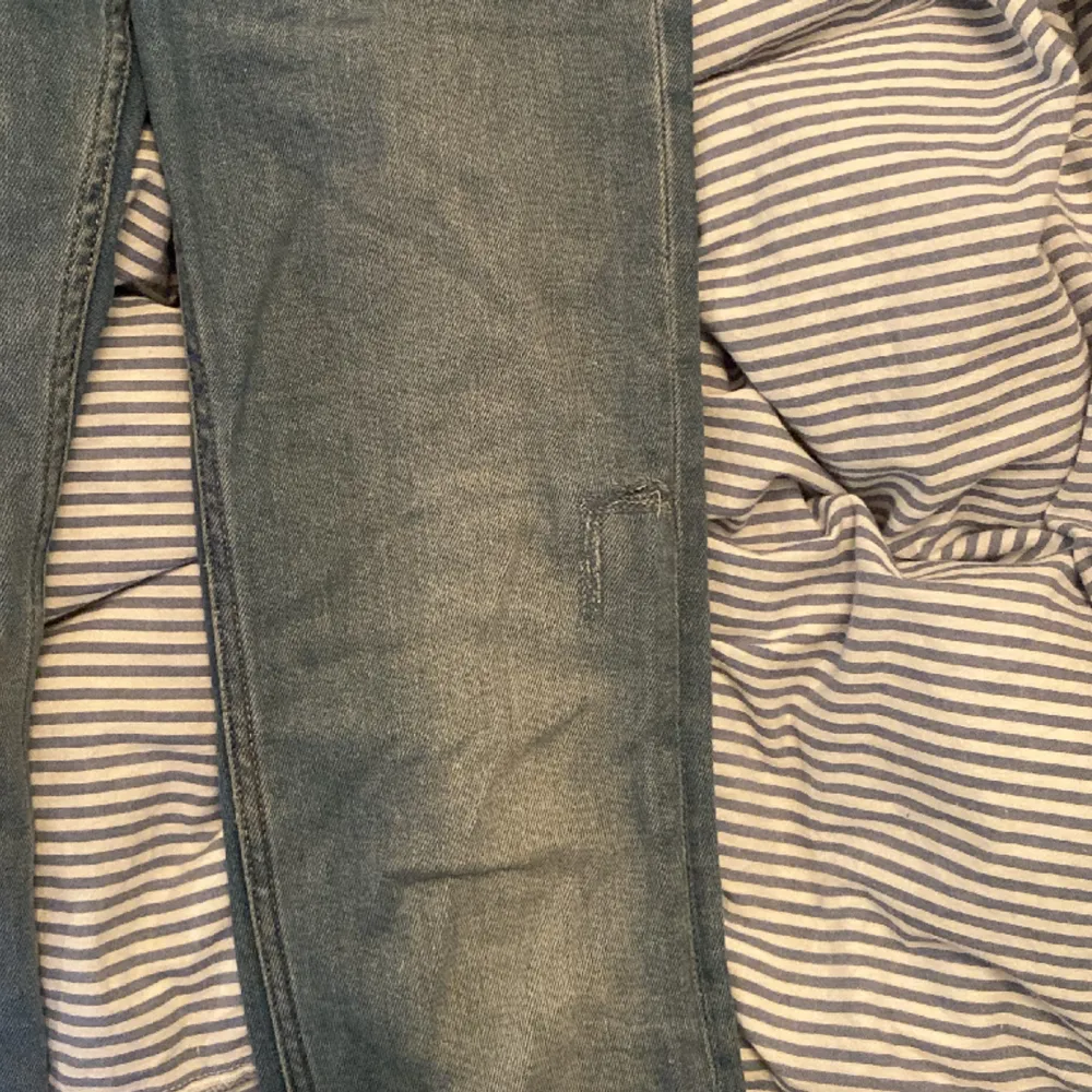 Crocker jeans i modellen 231 som inte säljs längre, byter gärna mot samma modell men större storlek! Benet har sytts ihop här fram men inget som läggs märke till, har ett litet hål över backfickan, kan skicka bild privat. Jeans & Byxor.