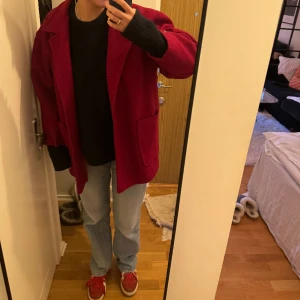 Röd kappa - Snygg röd Vintage kappa. Storlek M-L  Köpt vintage men aldrig använd av mig❤️ 