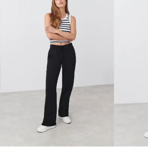 Raka mjukisbyxor gina tricot  - Säljer ett par svarta raka sweatpants från Gina tricot i storlek xxs, älskar dom men har för mycket mjukisar så säljer de nu🤍