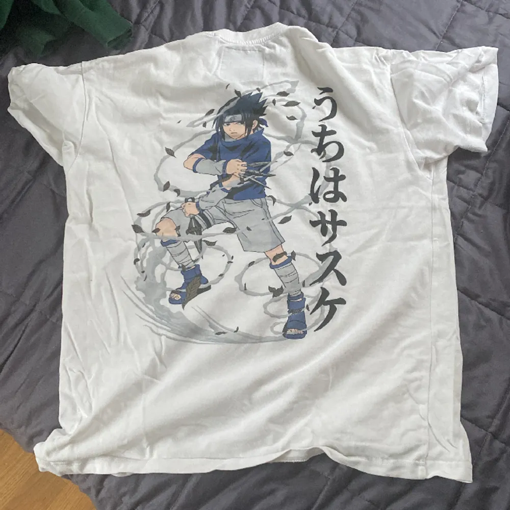Naruto merch (sasuke) från pull&bear Knappt andvänd Storlek M. T-shirts.