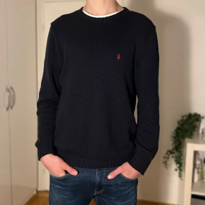 Ralph Lauren Tröja  - Ralph Lauren tröja i nyskick. Stickad i högkvalitativ bomull. Storlek M men passar även S. Det går bra att trycka på köp nu knappen! Först till kvarn som gäller. 