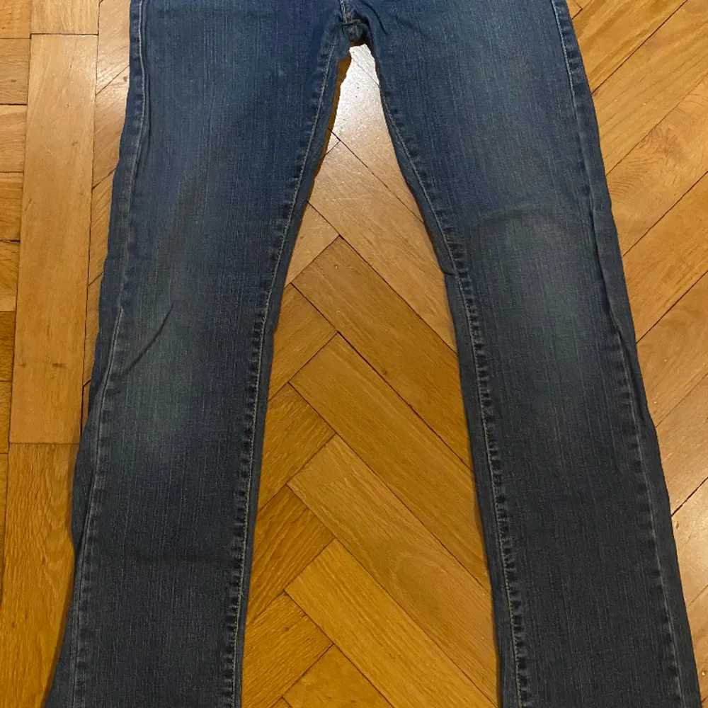 Ur snygga jeans som använts fåtal gånger eftersom de är för korta på mig. Om man vill ha de långa i längden skulle det passa att vara 150-165 cm❣️Finns ett litet hål över fikan på baksidan av jeansen men inget man lägger märket till❣️. Jeans & Byxor.