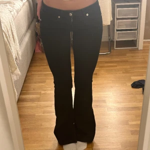 Jeans från only  - Säljer dessa assnygga svarta lågmidjade jeans från only, med split! Köparen står för frakt🫶🏼