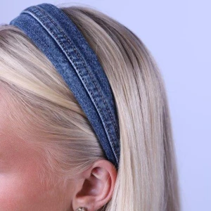 Diadem - Diadem! Mörkblått med söm. 120kr.