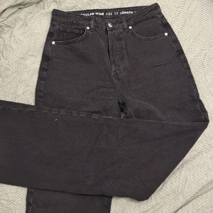 Svarta vida jeans - Svarta jeans från BikBok. De är i en vidare rak modell. Storlek 30, längd 32. Aldrig använda. 