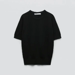 Zara t-shirt - Säljer denna knappt använda t-shirt från zara, pga den inte var min stil🤩 