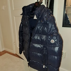 Vinter jacka moncler  - Helt ny oanvänd  Storlek M Mörkblå 