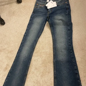 Low waist jeans - Säljer dessa as snygga helt nya junyard jeansen. As snygga fickor och fin rg med bootcut nertill. Säljer pågrund av att dem va lite små. Helt nya, köpta för 599 men kan tänka mig att sälja för 500.