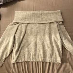 Off shoulder Stickad  - Säljer för den är förstor för mih tyvärr men den är i jättebra skick skriv för bättre bilder💕