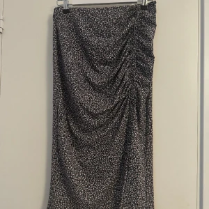 Kjol - Kjol från H&M i storlek M. Slits på sidan 