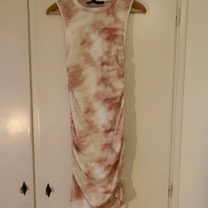 Melerad klänning - Köpt online på princess polly  Kunde inte returnera då det kostade lika mycket som klänningen själv. Legat oanvänd i garderoben sedan dess.   Storlek M 