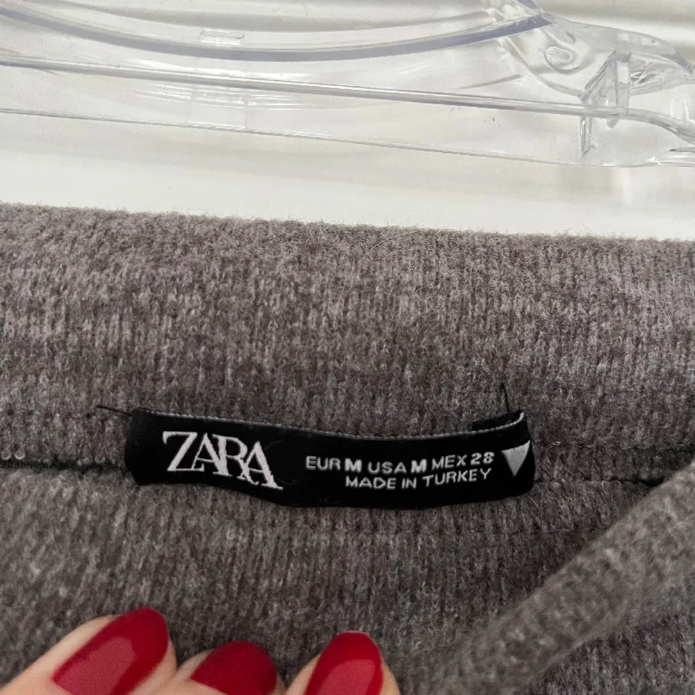 Stickad kjol från Zara. Storlek M.  Tröjan finns i en annan annons.. Kjolar.