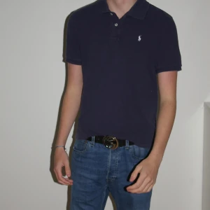 Mörkblå Ralph Lauren Piké  - Snygg Ralph Lauren piké i fint skick utan några defekter  Tveka inte på att höra av er vid frågor!