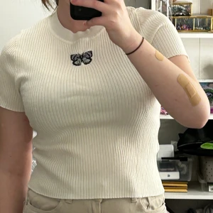 t-shirt från hm - jättesöt t-shirt med en fjäril på från hm i storlek s, bara använd ett få tal gånger