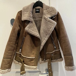 Jacka med teddyfoder - Säljer min ”mocka” jacka med päls från Zara. Den är knappt använd och är i superfint skick! Det är storlek S! 🫶💕 