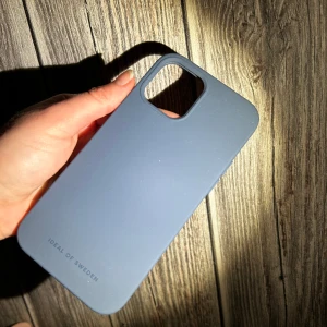 Ideal of Sweden skal - Silicone Case iPhone 12 Pro Midnight blue Säljs pågrund av att jag beställde fel storlek.  Endast testad så ett skal som är i helt nytt skick.