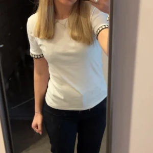 supergullig tröja - Säljer denna fina t-shirt med super gulliga detaljer på ärmarna från zara💖Säljer för 150kr+frakt
